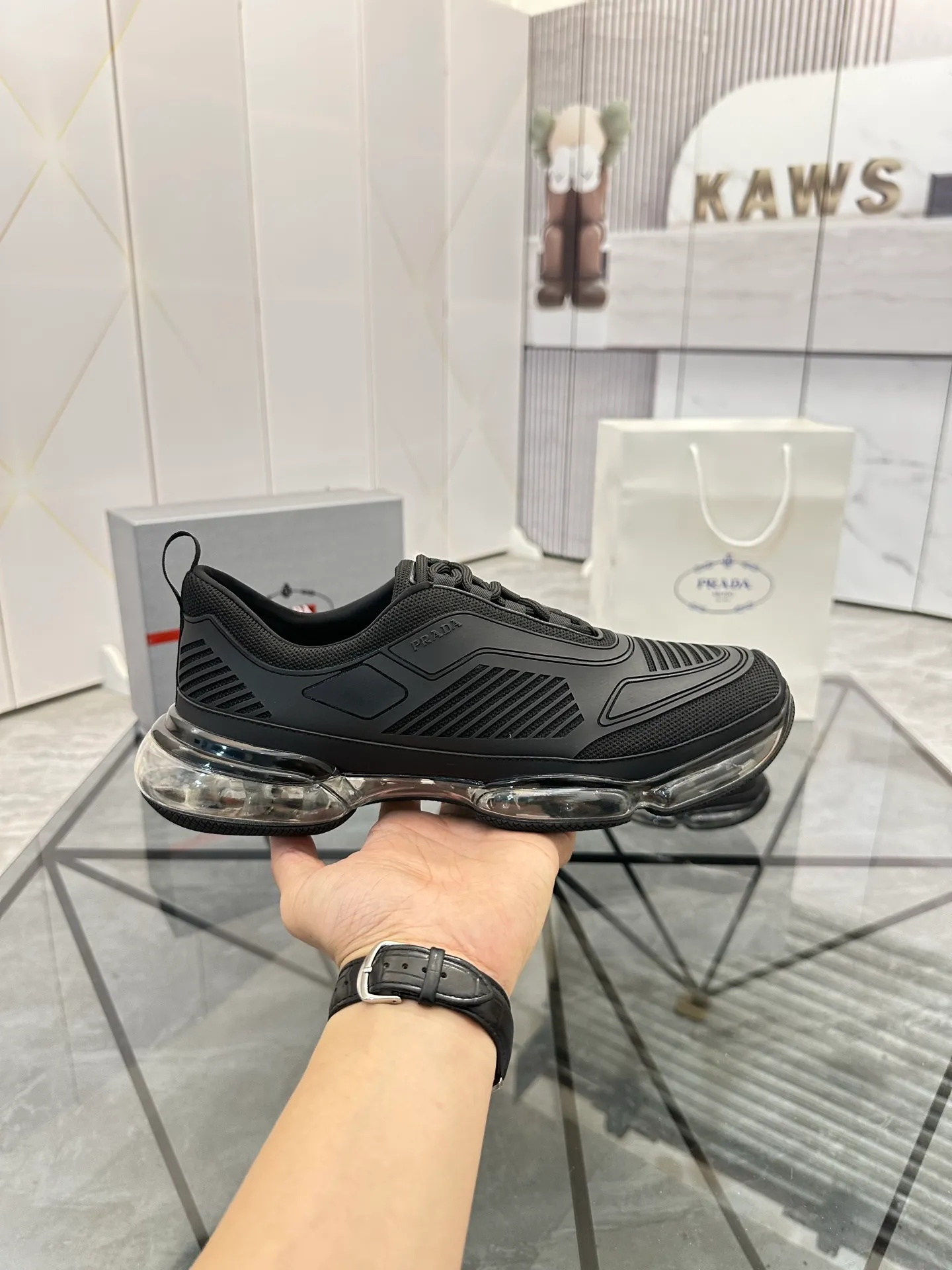 Men's shoes for sale 💰: 💰P660¥ High-end top quality Product trademark: Prada *"Prada*" low-top casual shoes Regular size: 38-45 (can be customized to 46) Product materials: Upper imported from the counter original material, breathable lining, cowhide foot pads, original air cushion outsole. No.: 001